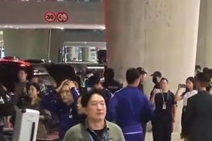 被狂罵！韓國隊在機場遭球迷怒吼輸出：**種洪明甫！年薪吐出來！