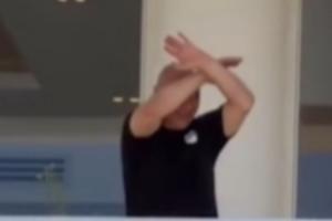 埃及主帥哈桑回國後揮手向現場球迷致意，隨後再次做出交叉手勢