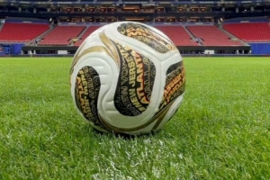 FIFA為世界杯半決賽、決賽推出新款用球，金黑白三色設計
