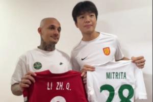言歸於好！米特裏策李鎮全賽後交換球衣，首回合雙方衝突前者染紅