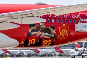 西媒：一架西班牙球員塗裝飛機降落在阿根廷首都