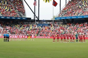 利物浦vs桑德蘭賽前兩隊悼念凱文·基岡，球員們佩戴黑紗以表敬意