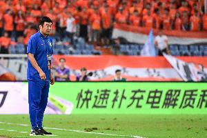 一年前上任！韓鵬共帶領泰山踢了34場中超，戰績為17勝7平10負