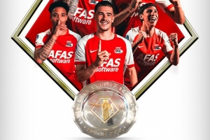 荷超杯：威爾曼開場9分鍾被罰下，阿爾克馬爾4-0大勝埃因霍溫奪冠