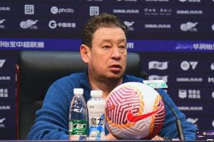 記者：斯盧茨基今早乘機返回莫斯科，於漢超等人送行
