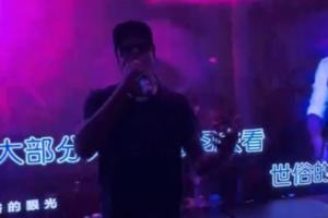 夠燥的！傑倫·格林頭戴墨鏡現身KTV 舉麥嗨“唱”李白