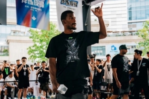 第二天行程結束！巴特勒更新社媒：成都 第二天打卡完成！